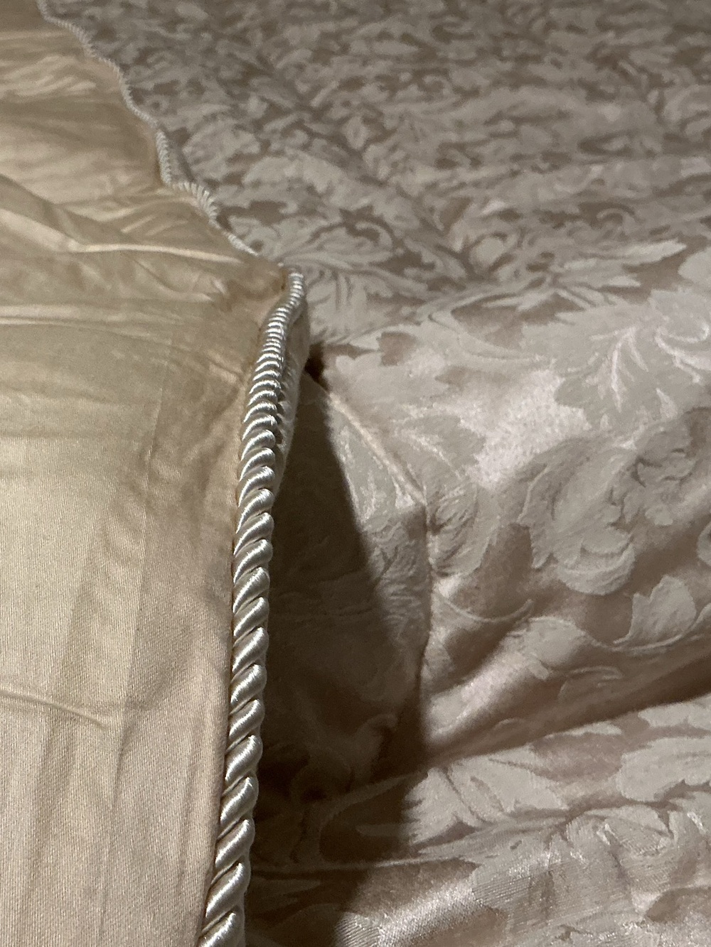 NWOT Heavy Weight Damask Jacuard Comforter & Shams